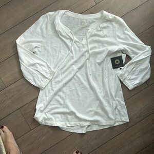 100% cotton White tunic-style top. Relaxed fit. Chest 22”, length 24.5”.